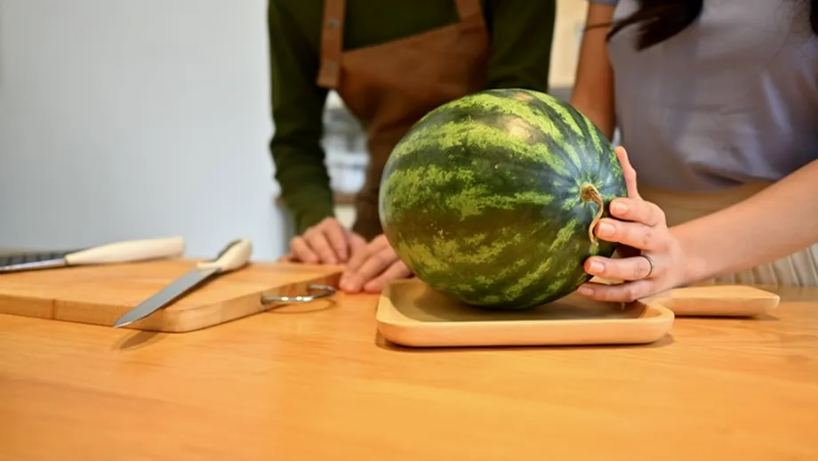 De ce să adaugi o monedă într-un pepene! Pare ciudat, însă este un truc util pentru toți