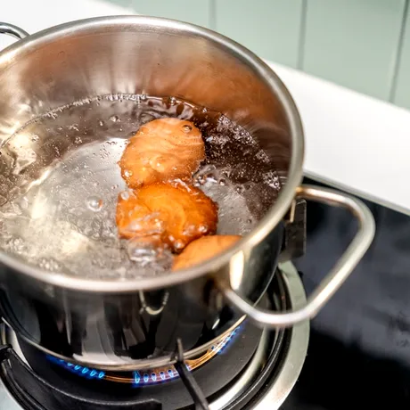 Timpul ideal de fierbere pentru ouăle roșii. Așa ies impecabile