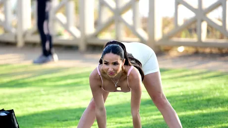 A ieșit să facă yoga în parc, dar a zăpăcit toți bărbații. Natasha Graziano, sexy în orice poziție