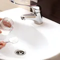 Soluția naturală care curăță, dezinfectează și redă strălucirea suprafețelor din baia ta