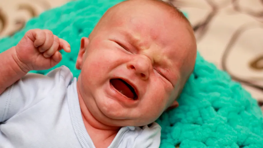 Tăierea frenului lingual, un trend periculos pentru bebeluși. Are ca scop ușurarea alăptării, dar pot apărea complicații oribile