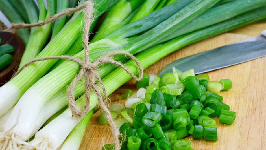 De ce să nu mai arunci capetele de la ceapa verde? Sunt mai utile decât crezi