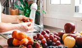 Aceste fructe nu ar trebui spălate înainte de a le pune la frigider. Greșeala banală care le strică mai repede