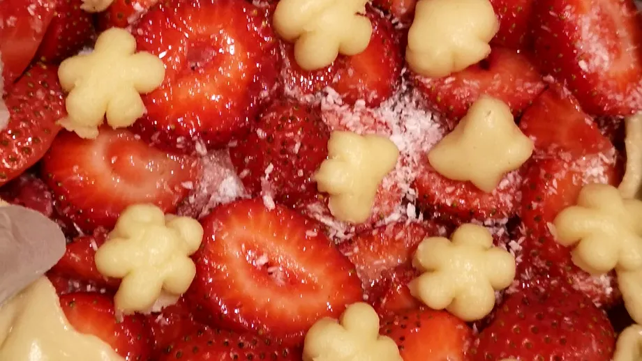 Plăcintuță cu căpșuni – desertul ideal pentru toată familia