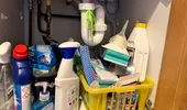 Ce nu ar trebui depozitat sub chiuvetă. Greșelile care îți pot deteriora produsele și pot crea probleme în locuință