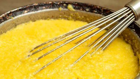Mămăliga, superalimentul dat uitării din bucătăria românească: beneficii, nutrienți și rețete sănătoase