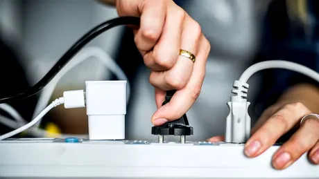 Cele 4 electrocasnice care îți golesc portofelul noaptea. Experții ne sfătuiesc să le scoatem din priză înainte de culcare