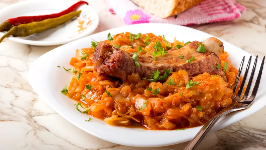 Varză cu afumătură în stil unguresc. Ce pun gospodinele pentru un preparat mai delicios