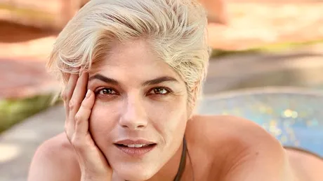 Selma Blair, actrița diagnosticată cu scleroză multiplă, și-a învins orice teamă: „Ceea ce este ironic pentru mine acum e că mi-am petrecut atât de mult din viață consultând experți, căutând semne, când tot timpul semnele erau chiar în fața mea”