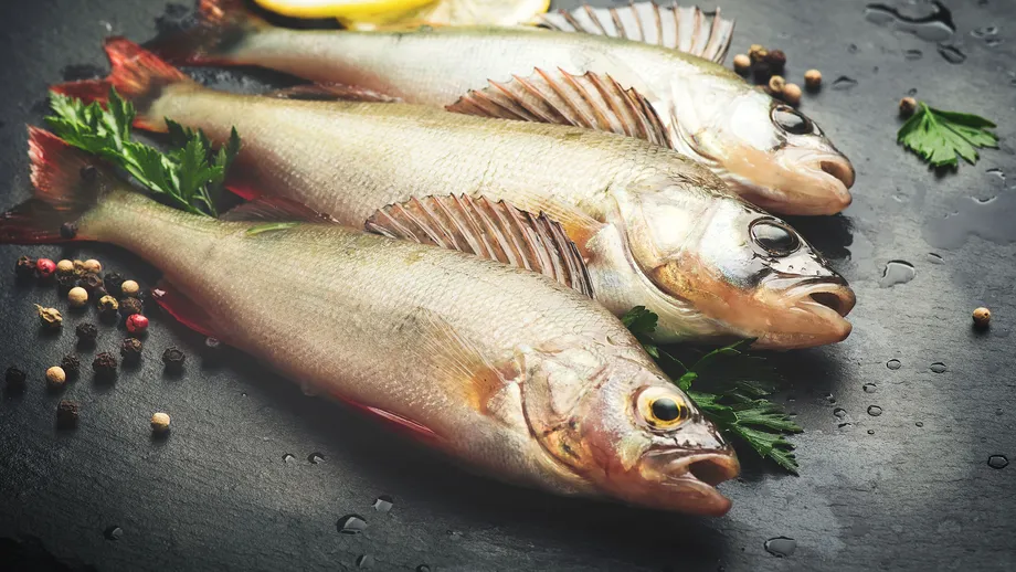 Ţi-a rămas un os de peşte în gât? Iată ce trebuie să faci!