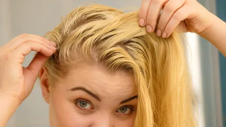 Păr gras? Specialiștii dezvăluie un truc simplu pentru 7 zile de prospețime