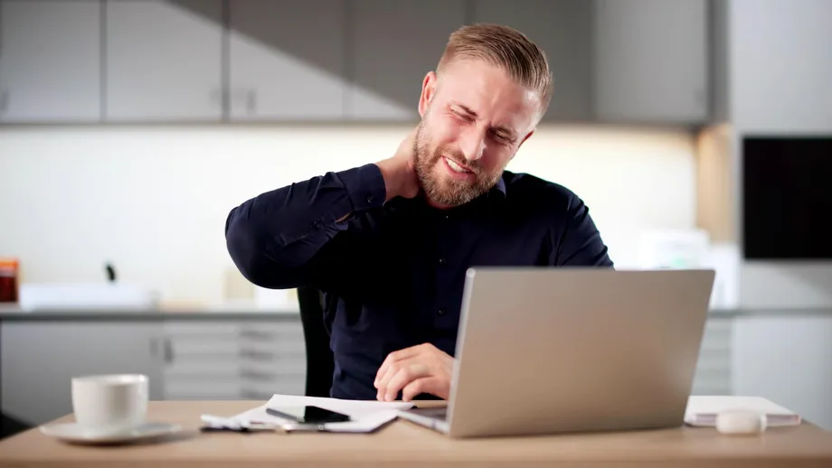 Trosnitul gâtului poate cauza accident vascular? Pericolele ascunse în spatele acestui obicei