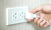 De ce auzi zgomot în priză? Ce semnifică acest lucru și când e cazul să apelezi la un electrician