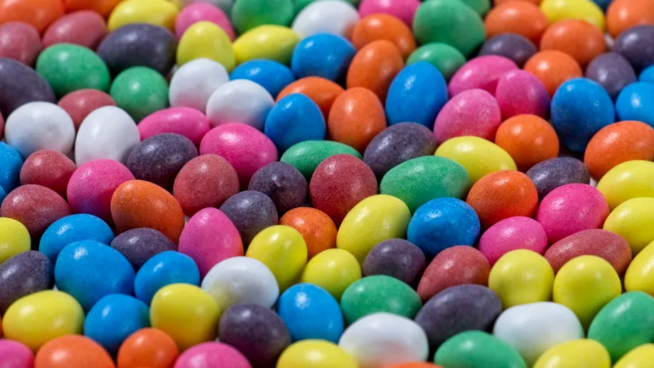 Unele gustări populare ar putea fi interzise. Substanțele chimice pe care le conțin ingredientele pot cauza cancer