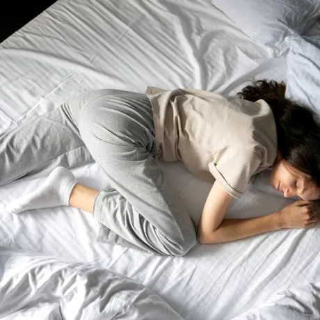 Ce înseamnă dacă dormi în „poziția flamingo”