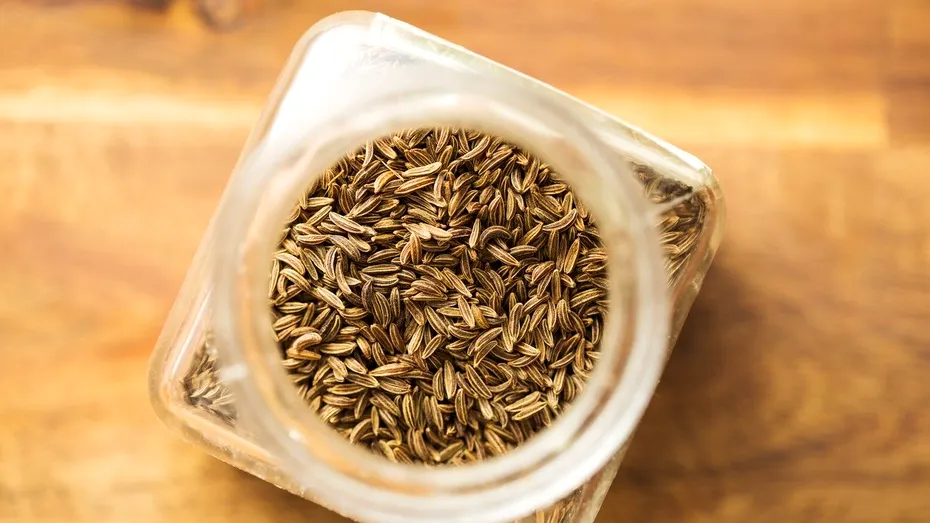 Ce să pui în mâncare ca să nu te mai balonezi. Condimentul care te scapă de gaze, colesterol și kilograme în plus