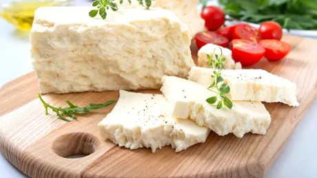 Singura brânză din piață care te ajută să slăbești. Este secretul centenarilor, dar și al franțuzoaicelor trase prin inel