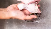 Carnea de pui spălată creşte riscul apariţiei toxinfecţiei alimentare