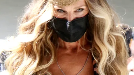 Sarah Jessica Parker, apariție neobișnuită, dar super stylish pe platourile de filmare