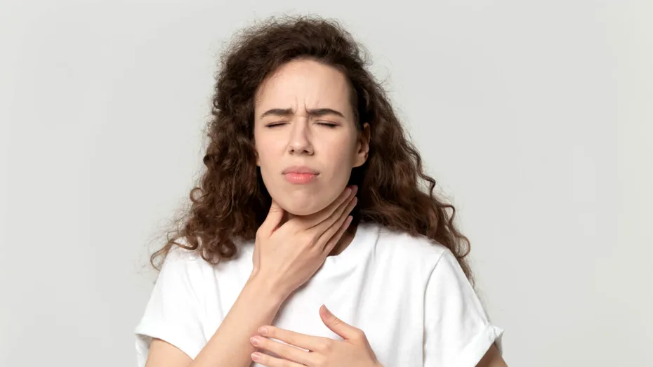 Simți un nod în gât sau ai dificultăți la înghițire? Află care ar putea fi cauza și unde trebuie să mergi