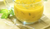 Cum să prepari un sos vinegretă pentru salată