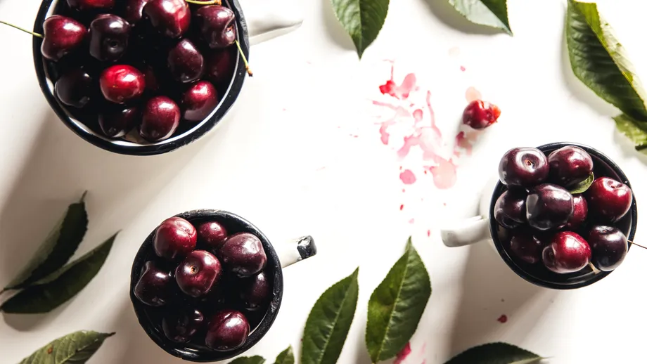 Metode simple și eficiente pentru a curăța petele de cireșe