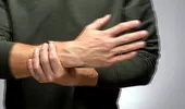 Ce înseamnă când îți amorțesc degetele: cauze și soluții simple