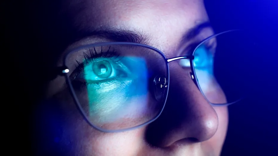 3 metode prin care îți poți proteja ochii de lumina albastră a ecranelor