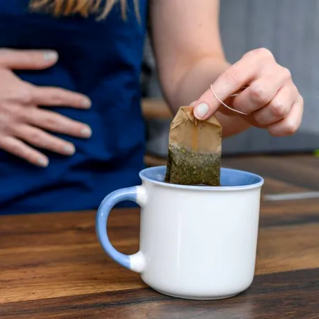 Ceaiuri naturale pentru calmarea stomacului, după masa de Paște: balonare și arsuri gastrice