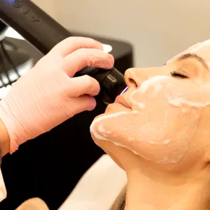 Ai 25 de ani și nu ai riduri încă? Dermatologii spun că acum este momentul perfect pentru prevenție