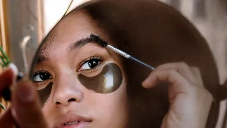 Cum ne îngrijim corect pielea din jurul ochilor pentru a evita îmbătrânirea prematură?