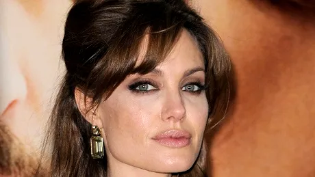 Şoc pentru Angelina Jolie: mătuşa bolnavă de cancer, care a convins-o să-şi facă mastectomia, a murit!