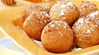Gogoși cu lămâie din doar patru ingrediente. Fără ouă, unt sau ulei și gata în câteva minute