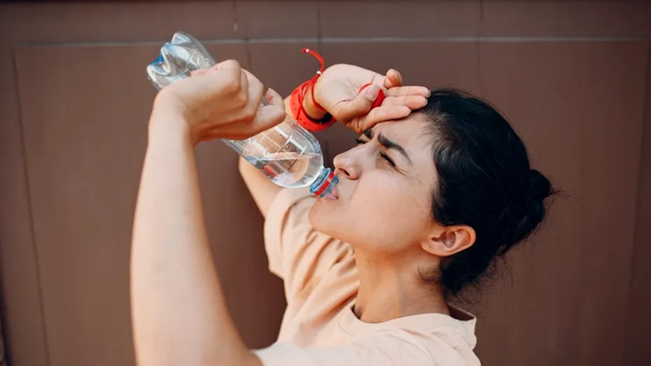 Cum să previi deshidratarea în timpul caniculei, conform medicilor