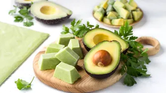 Mască cu avocado pentru păr uscat. Cum o prepari acasă și ce efect poate avea asupra firului de păr