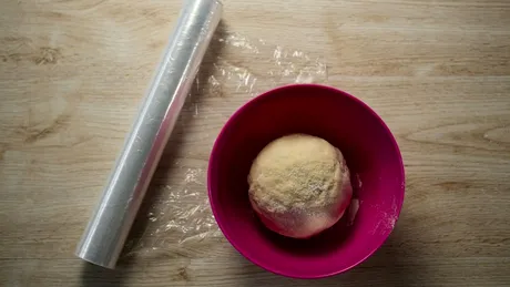 În ce tip de castron crește mai repede aluatul de cozonac - inox, sticlă sau plastic?