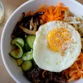 Bibimbap, preparatul coreean care transformă un bol de orez într-un adevărat spectacol de gusturi