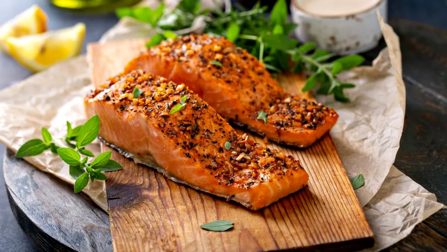 Rețetă somon la cuptor în crustă de pesmet. Se prepară rapid în Postul Crăciunului și nu e nevoie de ingrediente multe
