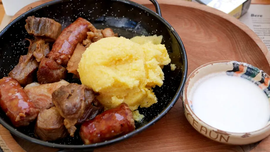 Tochitură moldovenească cu Cârnați Durdulii de la Matache Măcelaru'