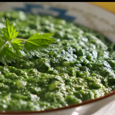 Mâncare de urzici cu mălai. Rețeta delicioasă a Jamilei!