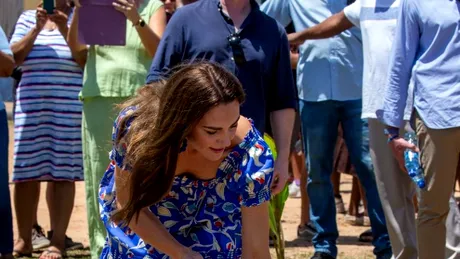 Kate Middleton, exotică în Caraibe. A dansat pe tocuri prin nisip, a dat cu sapa