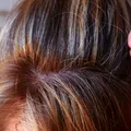 Leguma banală care îți protejează culoarea naturală a părului și întârzie apariția firelor gri