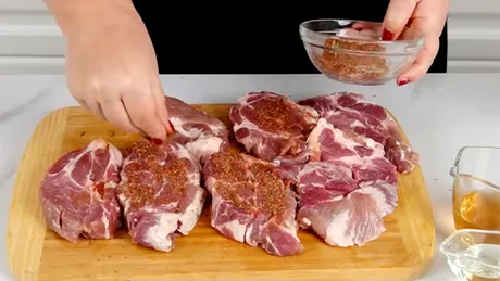 Condimentul care nu trebuie pus niciodată pe friptura de porc. Îi oferă un gust medicinal, acoperind complet savoarea cărnii