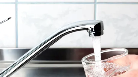 Apa de la robinet versus apa îmbuteliată - care e mai sănătoasă?