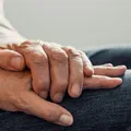 Îți tremură mâinile? Ce nu ți-a spus nimeni despre semnalele ascunse ale corpului tău