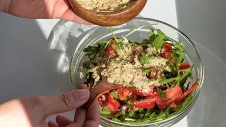 Ingredientul pe care să-l presari peste paste, salate, popcorn sau în supă. E bogat în acid folic și vitamine care desfundă vasele de sânge