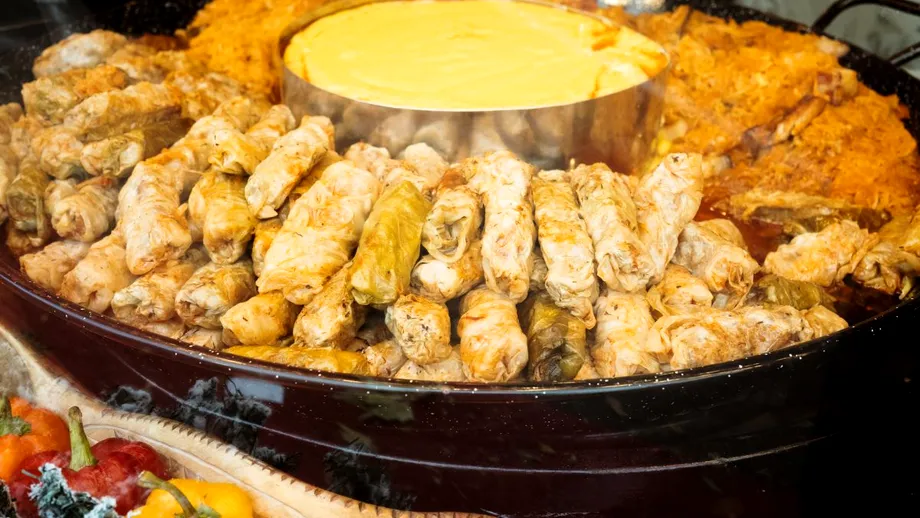 Rețeta tradițională de sarmale din carne tocată pentru Crăciun. Ce trebuie să faci prima dată cu foile de varză murată