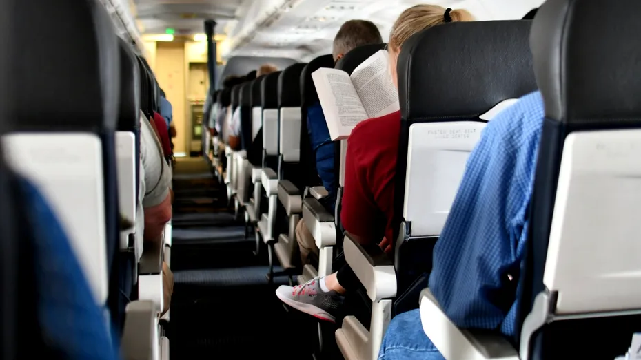 Greșelile vestimentare care îți pot strica zborul. Ce să porți și ce să eviți când călătorești cu avionul