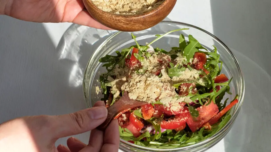 Ingredientul pe care să-l presari peste paste, salate, popcorn sau în supă. E bogat în acid folic și vitamine care desfundă vasele de sânge