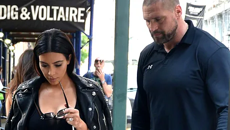 Vedetele, înconjurate de bărbați sexy. Cum arată bodyguarzii lor